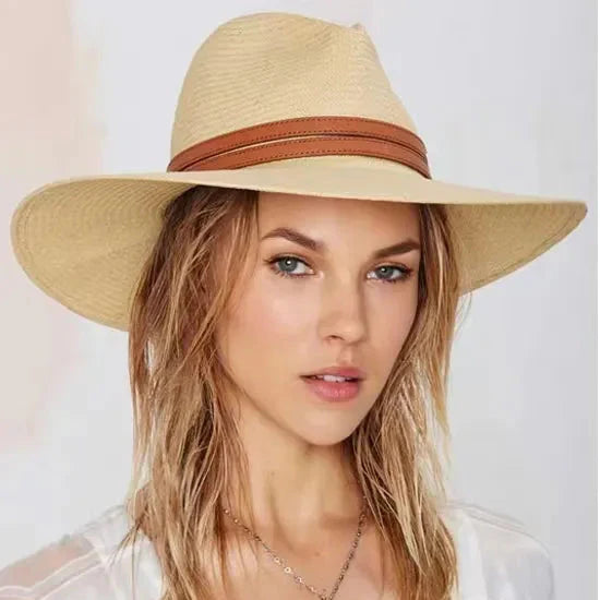 Chapeau Panama en paille posé sur une table en bois