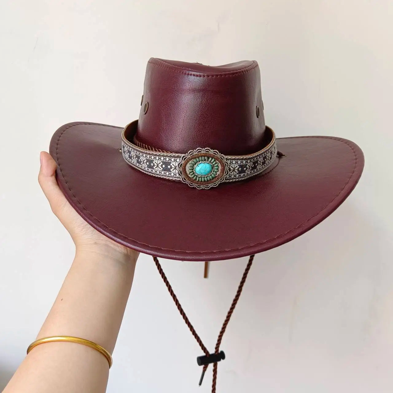 Chapeau cowboy posé sur une botte de foin