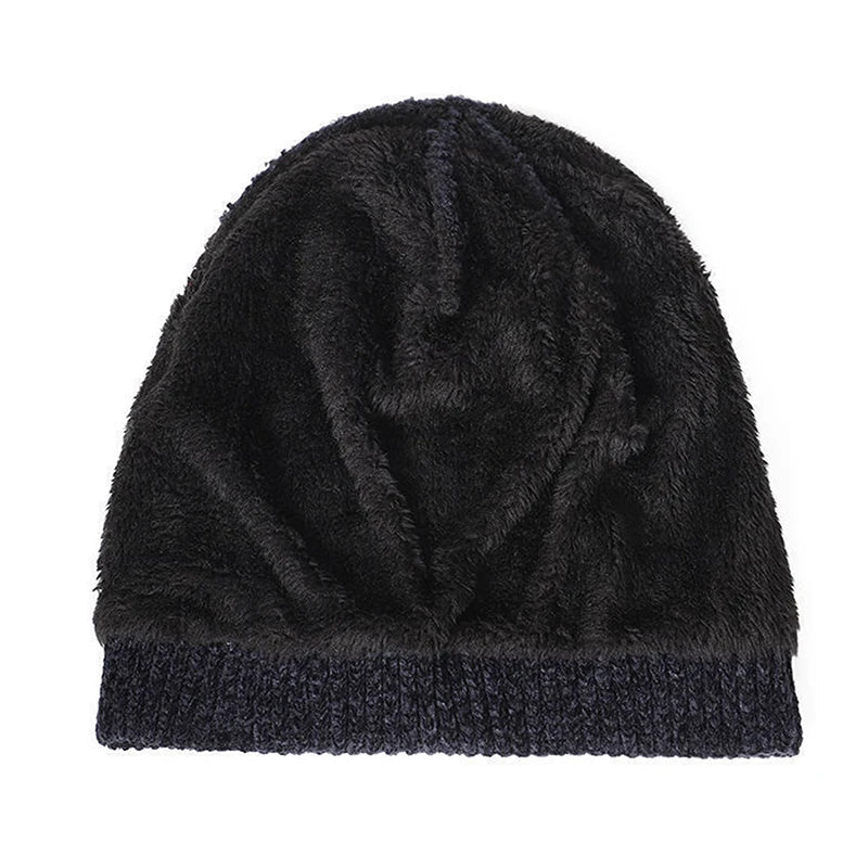 Bonnet en tricot beige posé sur une surface