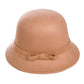 Chapeau cloche noir avec ruban élégant sur mannequin