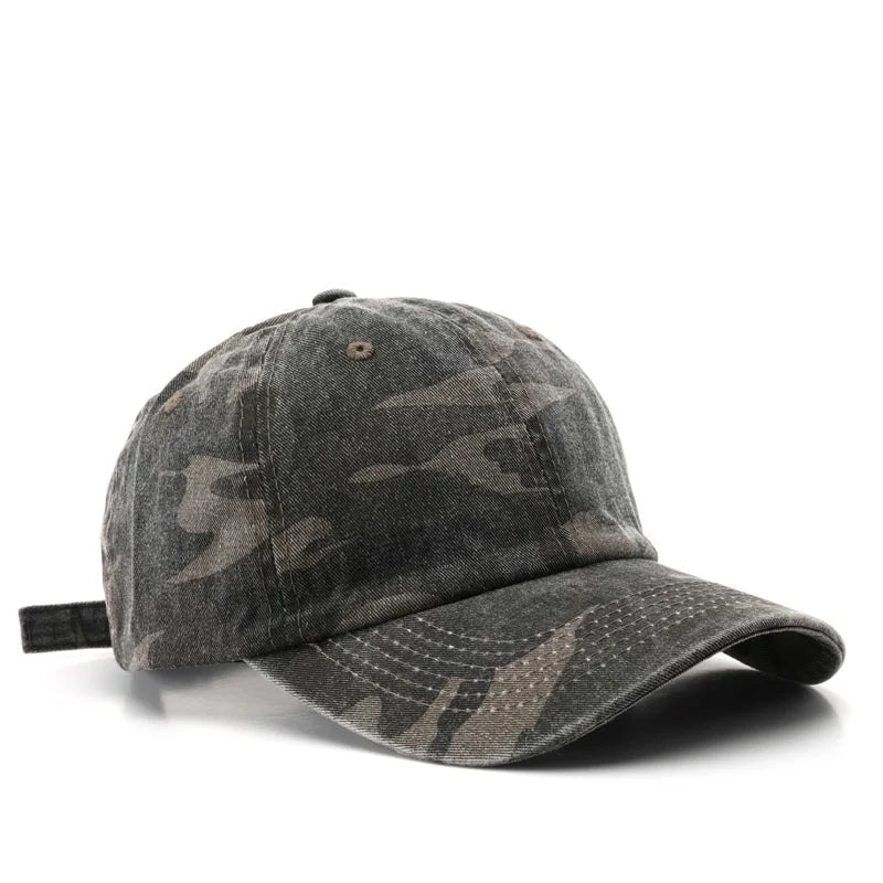 Casquette en extérieur, ombre et lumière sur le tissu
