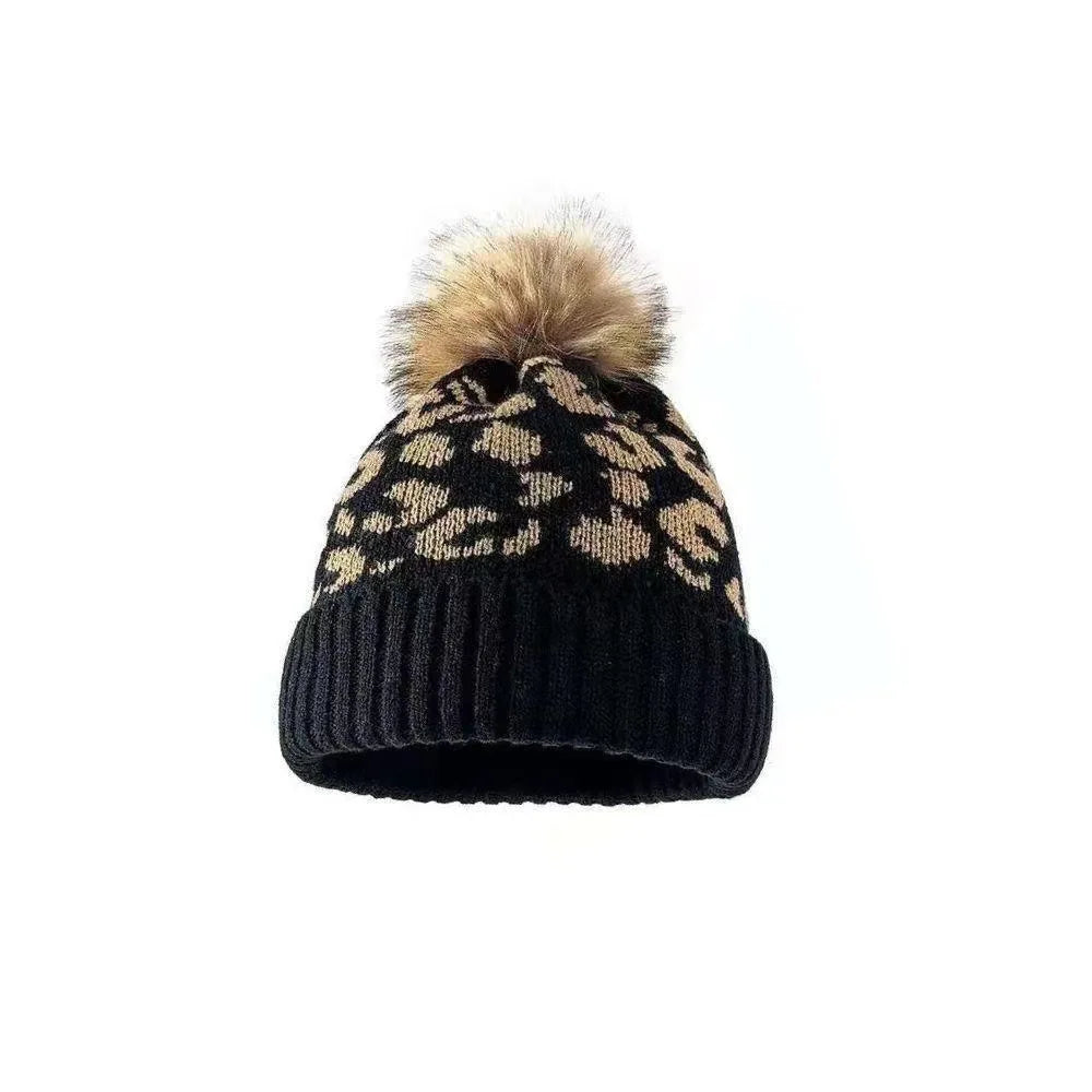 Bonnet léopard avec texture en maille, pompon en détail