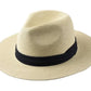 Chapeau Panama sur fond neutre, style intemporel