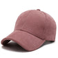 Casquette en velours côtelé beige, mise en valeur sur fond sombre