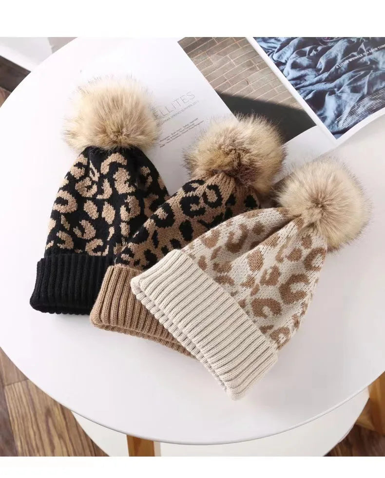 Gros plan sur la maille épaisse du bonnet léopard