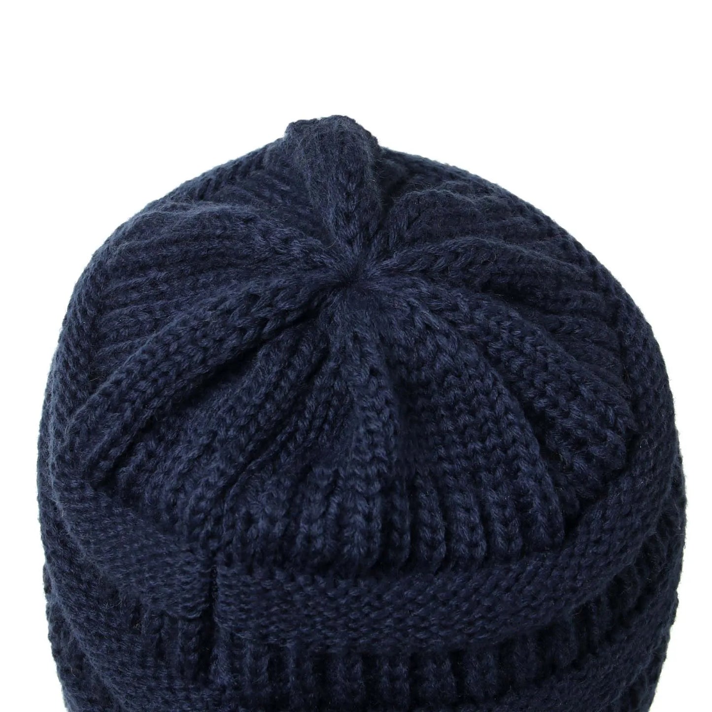 Femme portant un bonnet côtelé, vue de profil