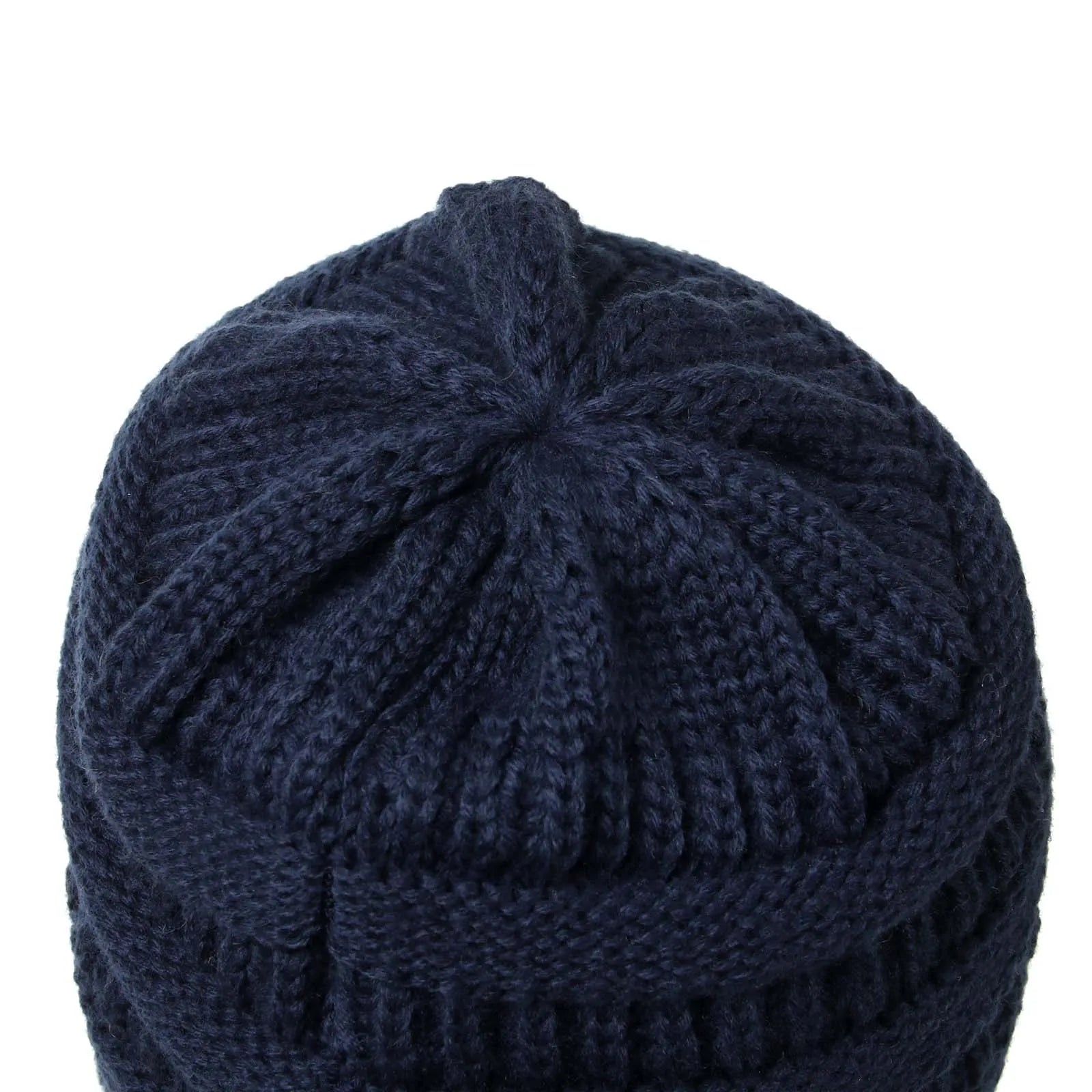 Femme portant un bonnet côtelé, vue de profil
