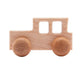 Enfant souriant tenant la voiture en bois