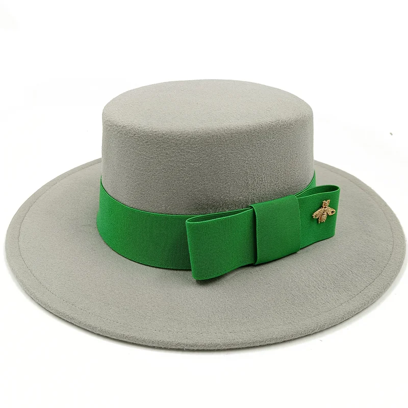 Chapeau beige en coton, posé sur un tissu blanc
