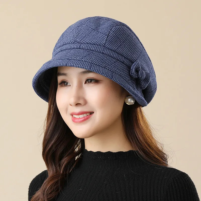 Béret féminin porté par une femme, vue de profil