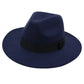 Femme portant un Fedora noir dans une rue animée
