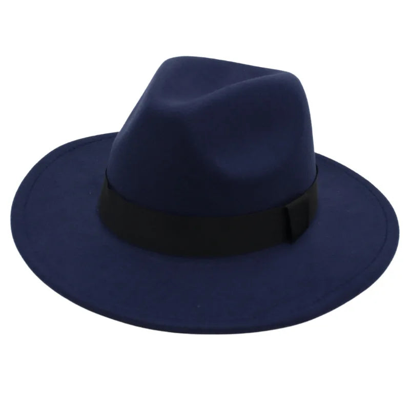 Femme portant un Fedora noir dans une rue animée