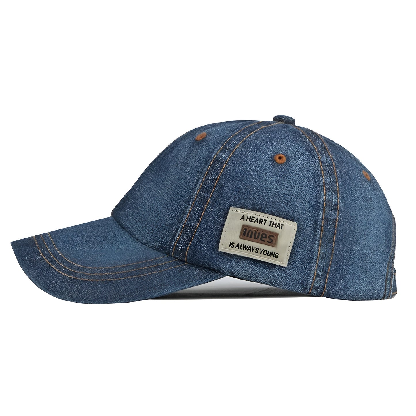 Casquette denim posée sur une surface en bois