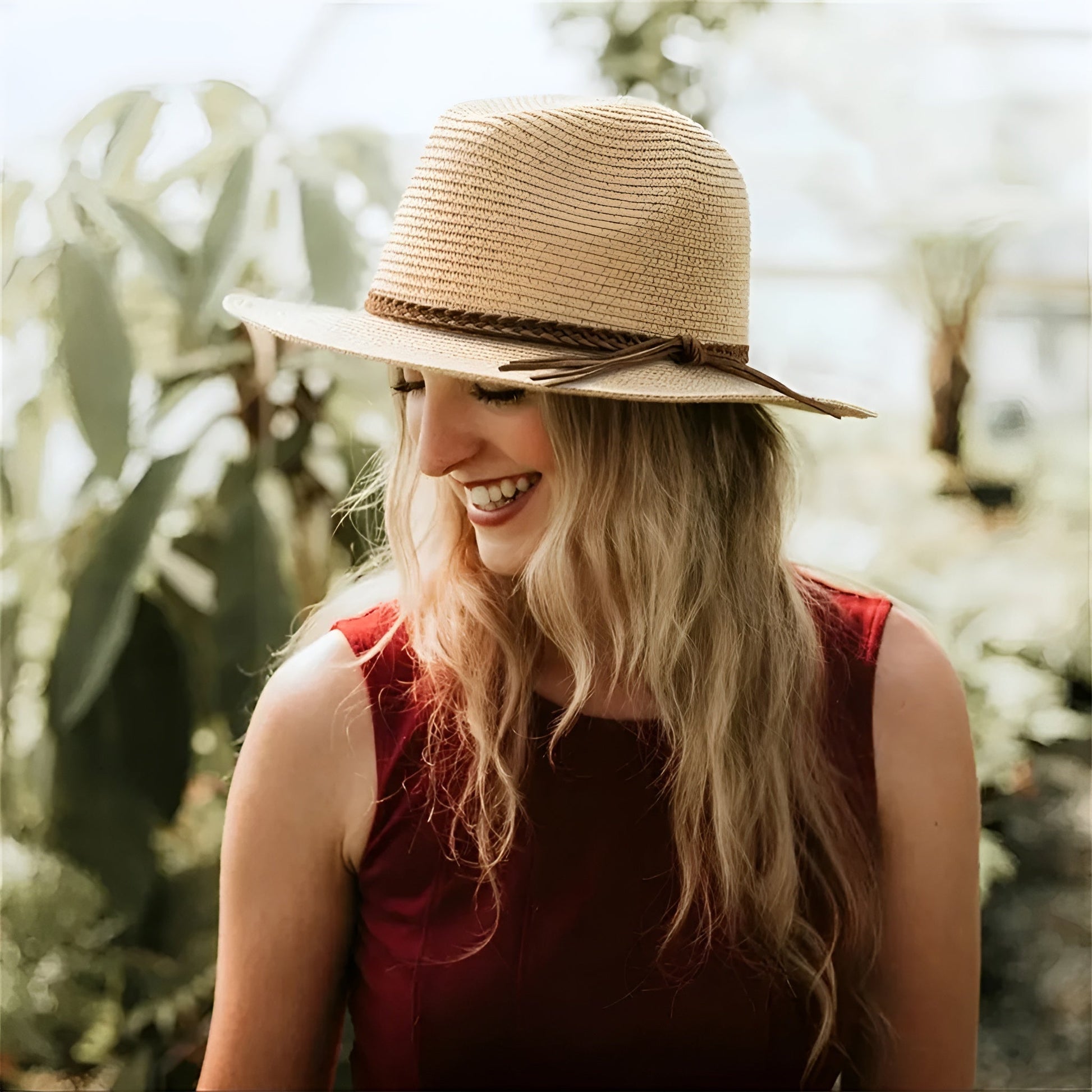 Vue rapprochée du tressage naturel du chapeau de paille