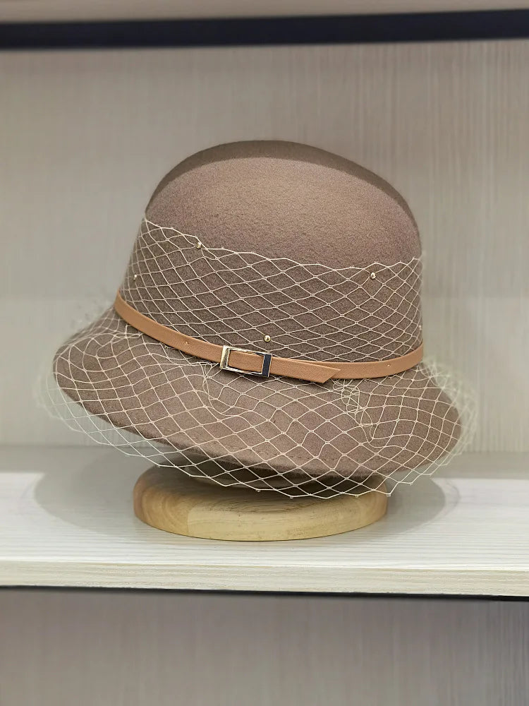Vue latérale d'un chapeau cloche, design raffiné et moderne