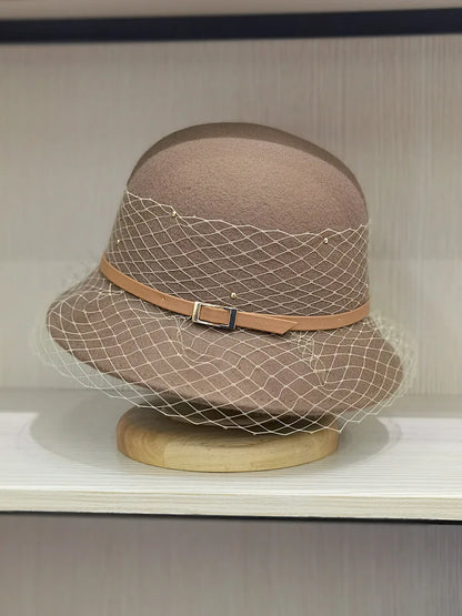 Vue latérale d'un chapeau cloche, design raffiné et moderne