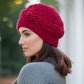 Bonnet en maille torsadée avec fleur tricotée sur le côté