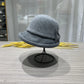 Femme élégante portant un chapeau cloche bleu marine