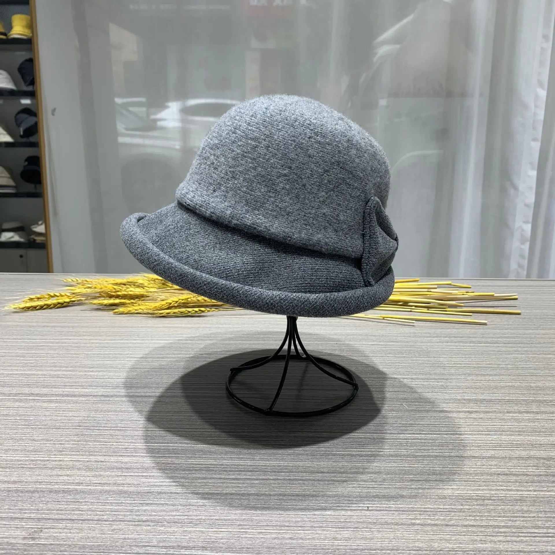 Femme élégante portant un chapeau cloche bleu marine