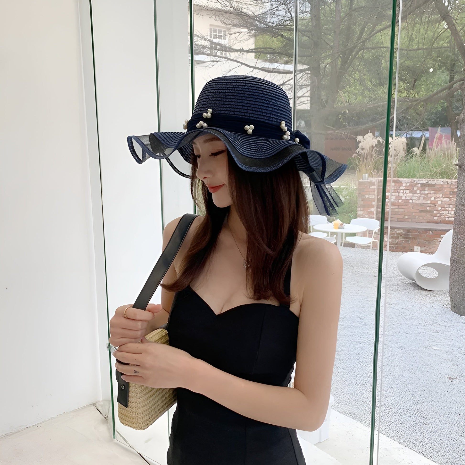 Chapeau de paille élégant posé sur une table en bois