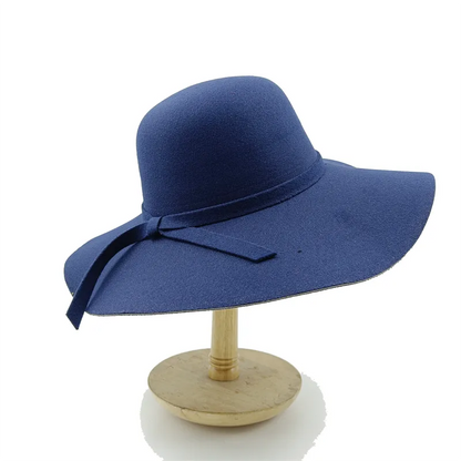 Chapeau Fedora posé sur une surface claire, style classique