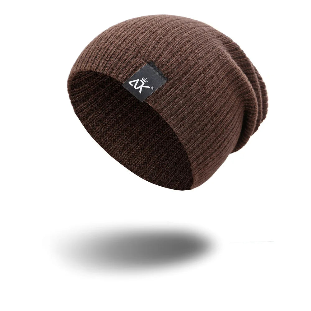 Bonnet décontracté sur fond neutre, style urbain