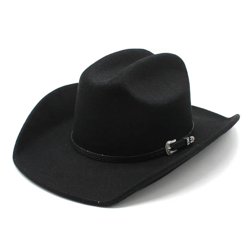 Chapeau cowboy suspendu à un crochet en métal