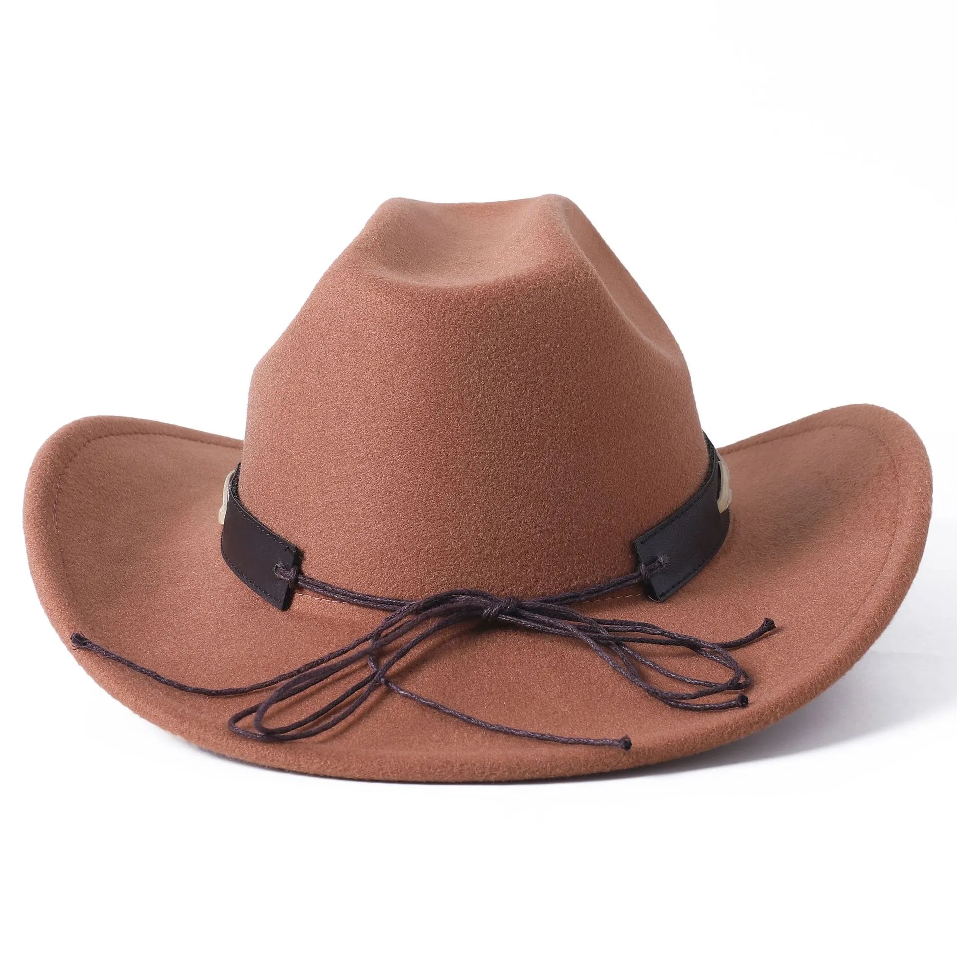 Chapeau cowboy marron posé sur une surface en bois