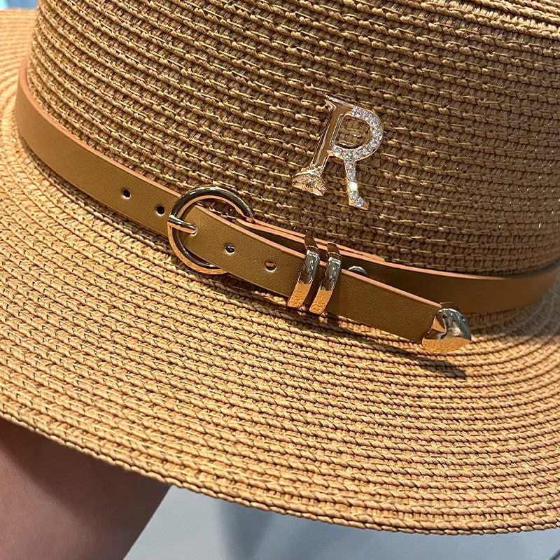 Chapeau de paille suspendu à un crochet en métal