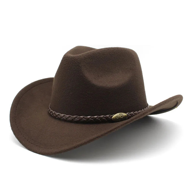 Chapeau cowboy en cuir brun posé sur une table en bois