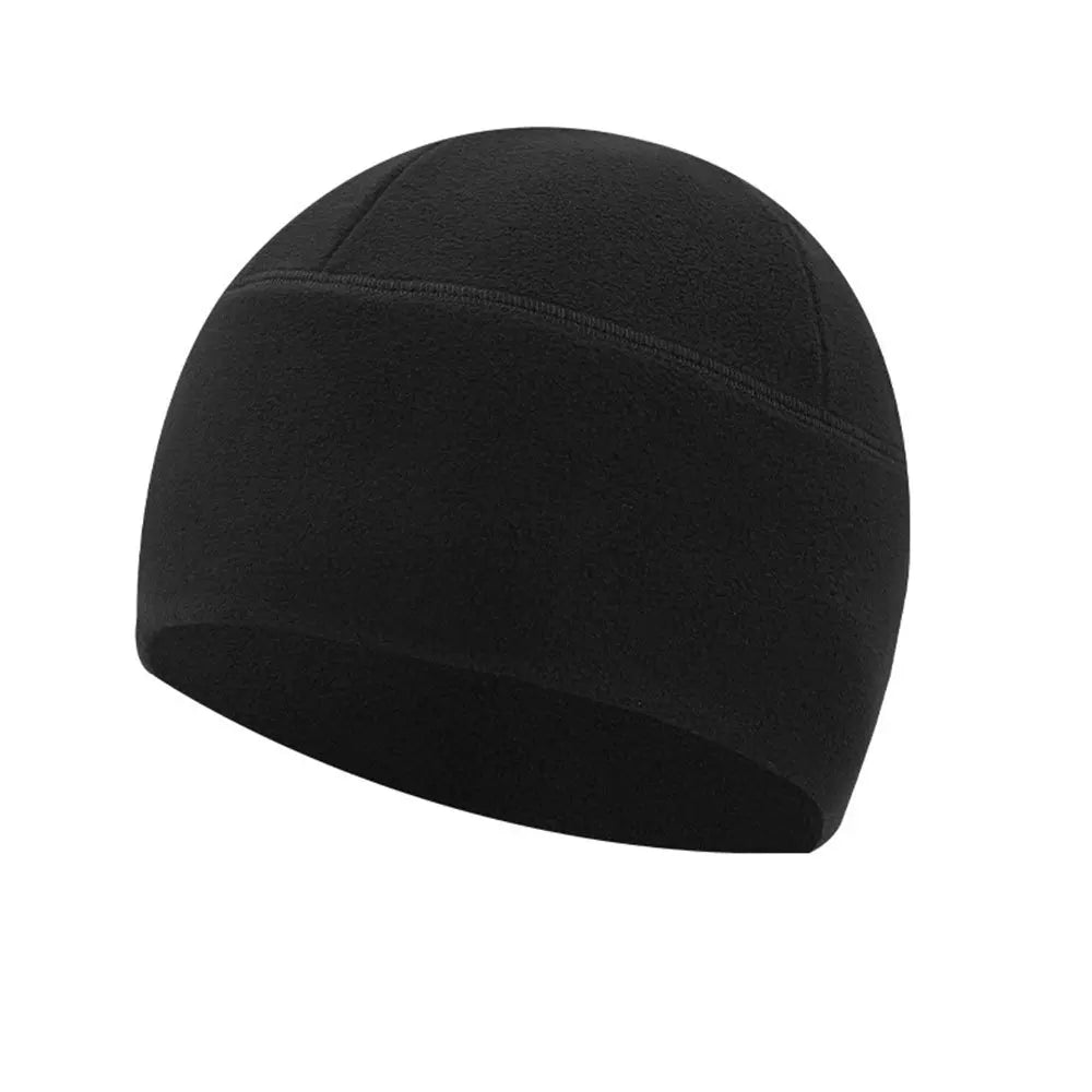 Homme souriant portant un bonnet lors d'une promenade