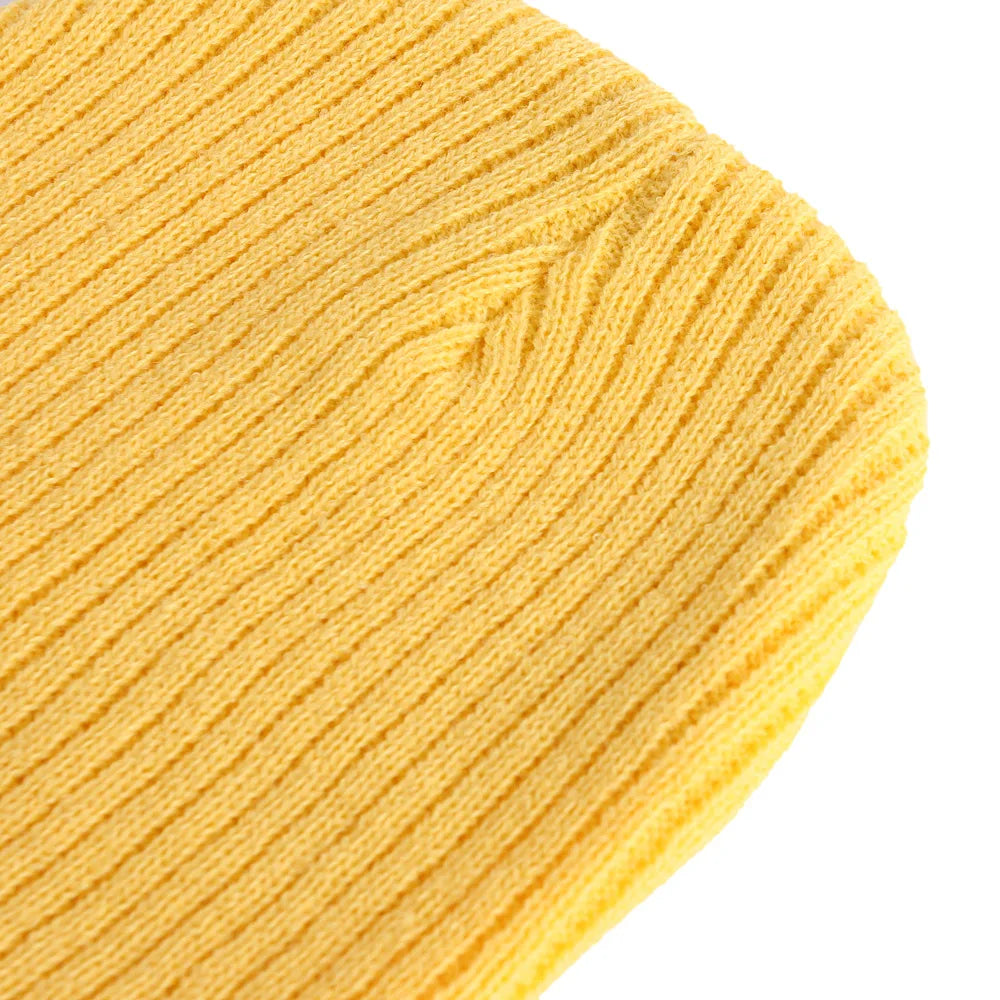 Homme portant un bonnet oversize, vue de profil