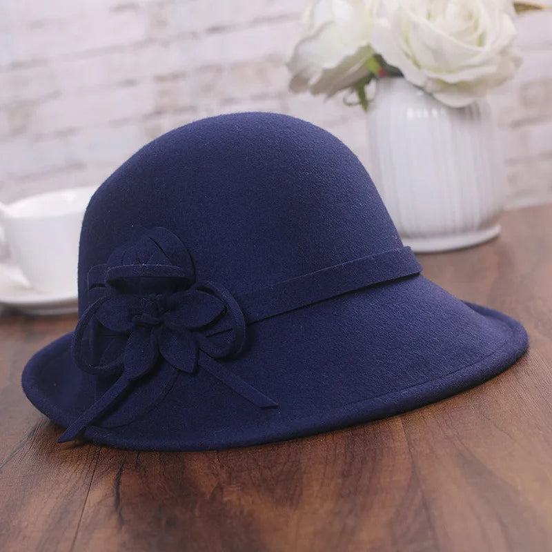 Chapeau cloche en feutre gris avec détail en cuir