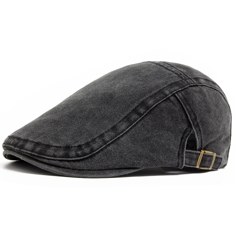 Béret en jean sur fond neutre, éclairage doux