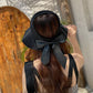 Détail du nœud arrière sur le chapeau de paille
