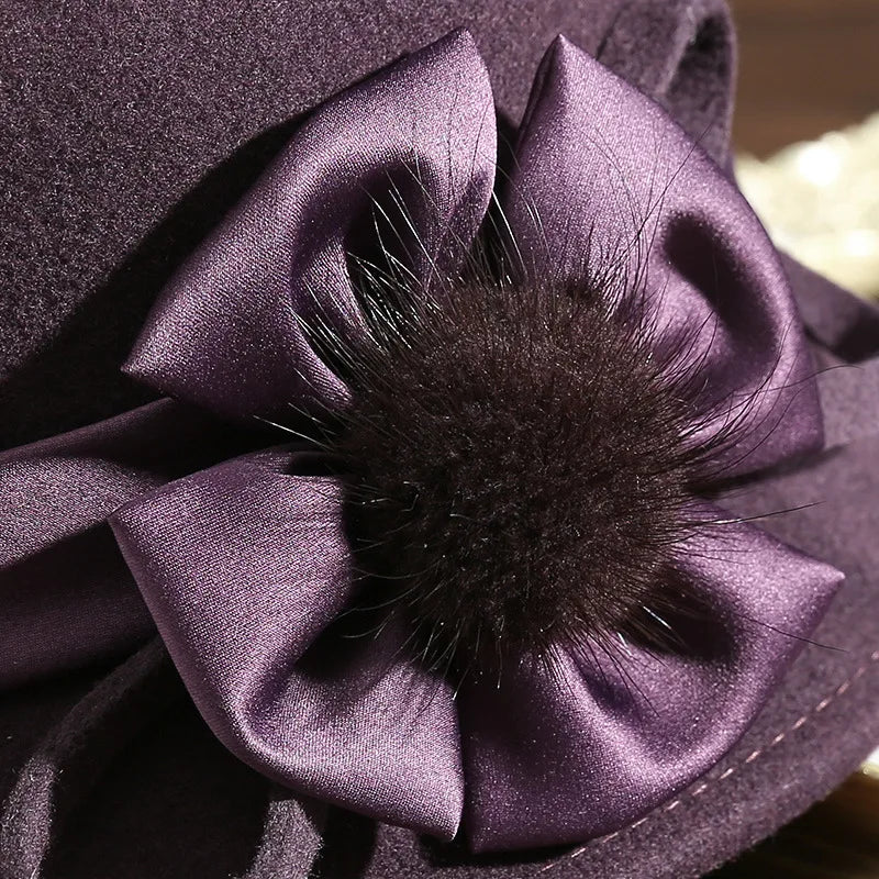Femme portant un chapeau cloche élégant en extérieur
