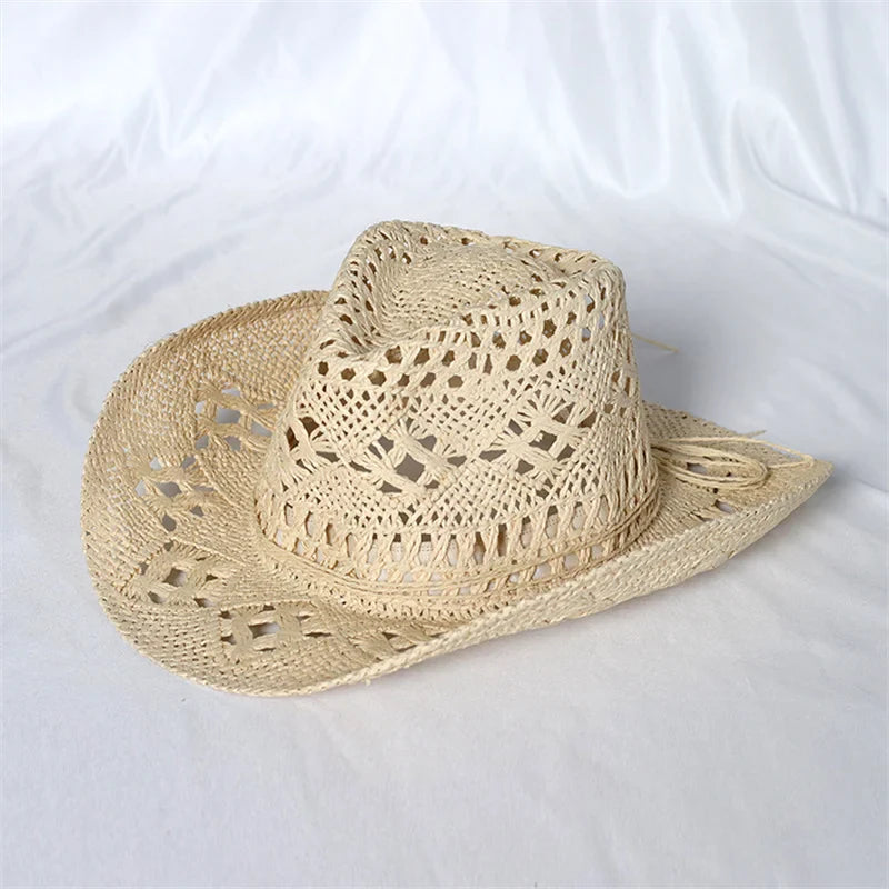 Chapeau cowboy posé sur une surface en bois