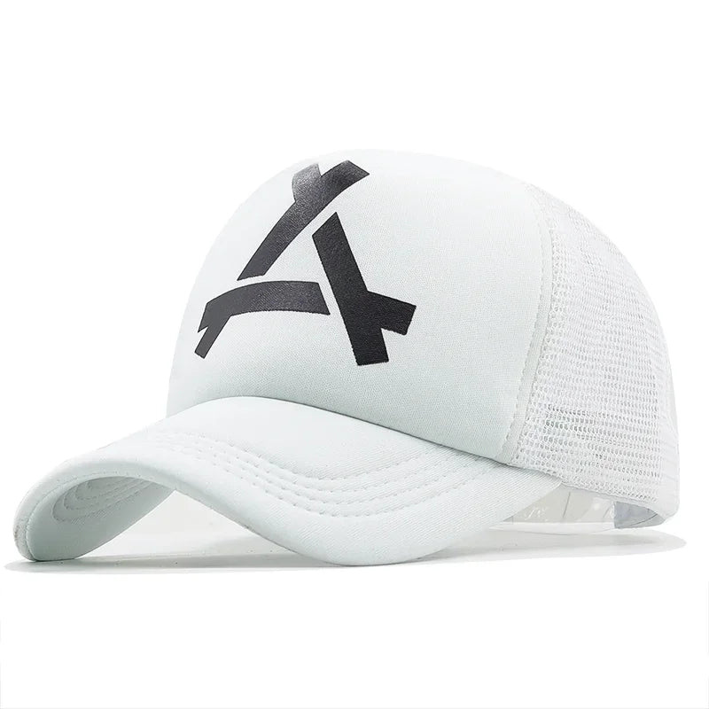 Casquette grise avec logo discret sur le devant