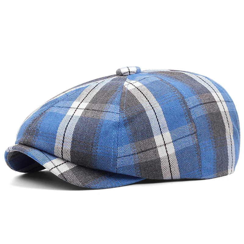 Homme ajustant une casquette gavroche à carreaux, vue de dos