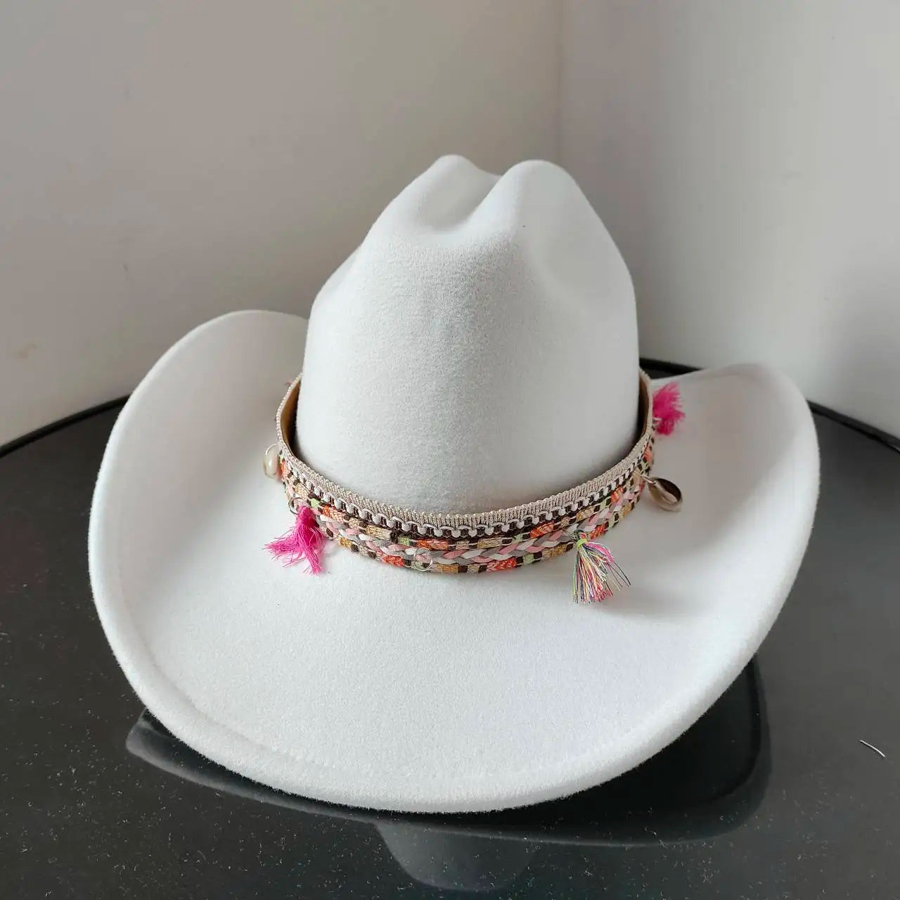 Chapeau cowboy porté par une personne en extérieur