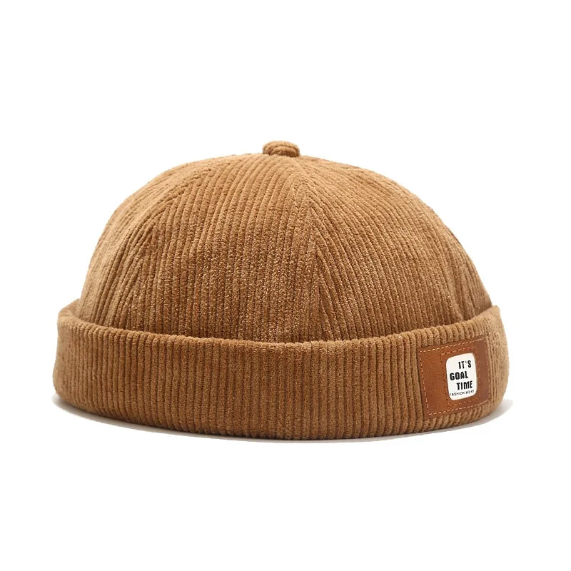 Bonnet beige, vue de profil, sangle visible