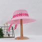 Chapeau de paille accroché à un crochet, intérieur