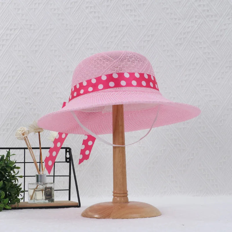 Chapeau de paille accroché à un crochet, intérieur