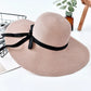 Détail du bord du chapeau de paille, montrant la texture