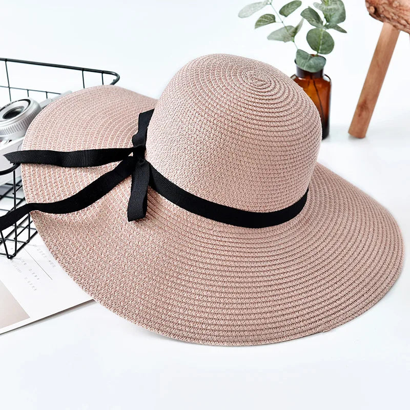 Détail du bord du chapeau de paille, montrant la texture