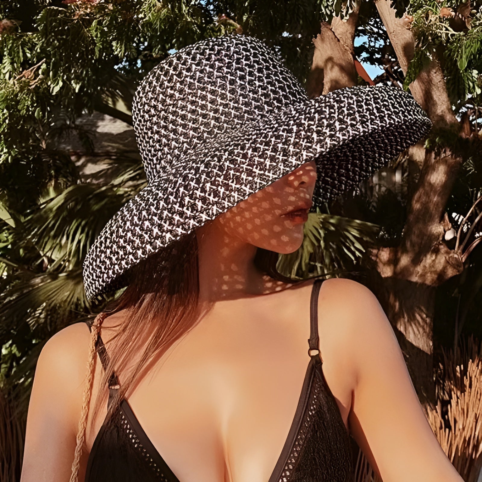 Chapeau de paille tressé avec large bord protecteur