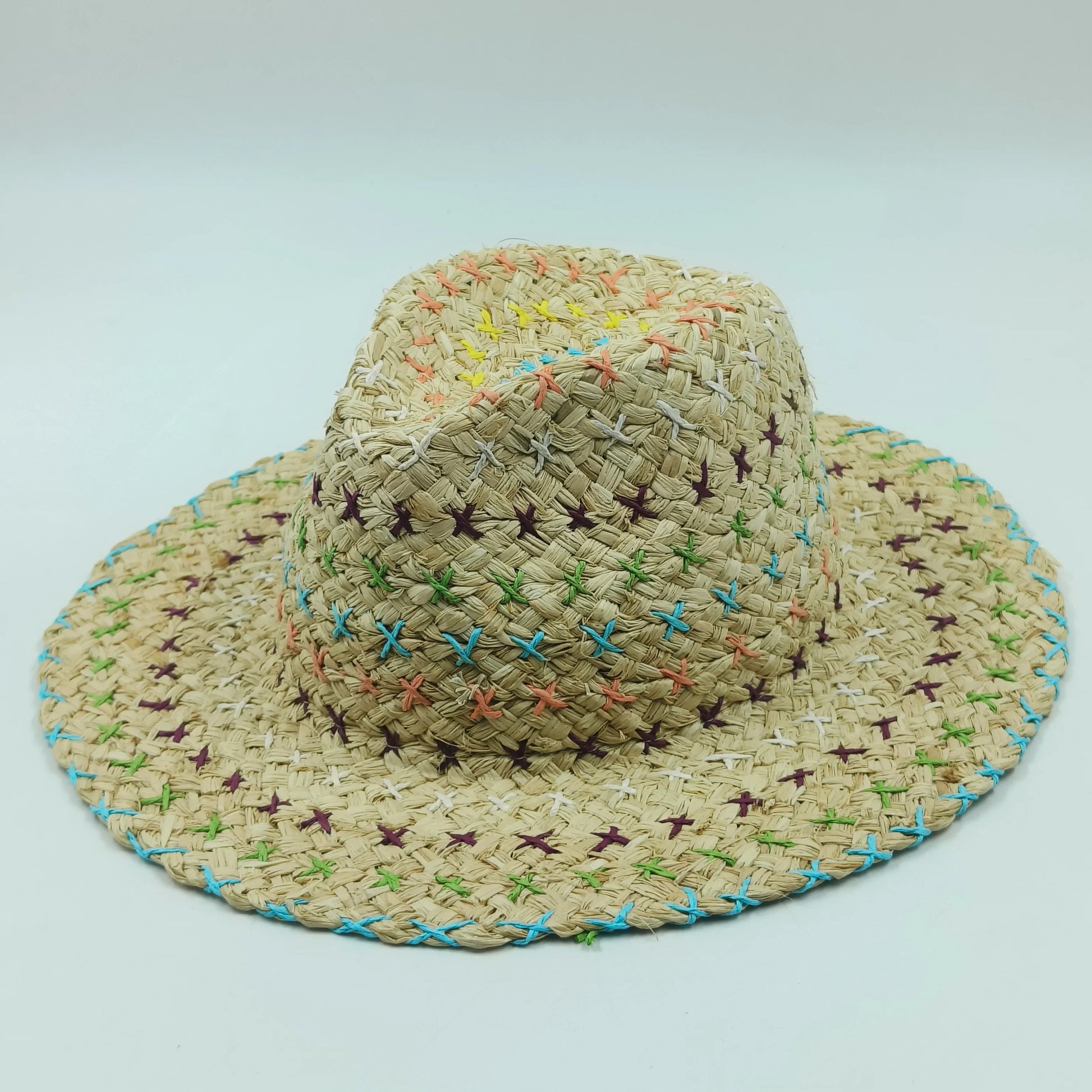 Vue latérale du chapeau, broderies colorées