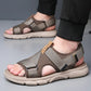 Gros plan sur la bride en scratch des sandales pour homme