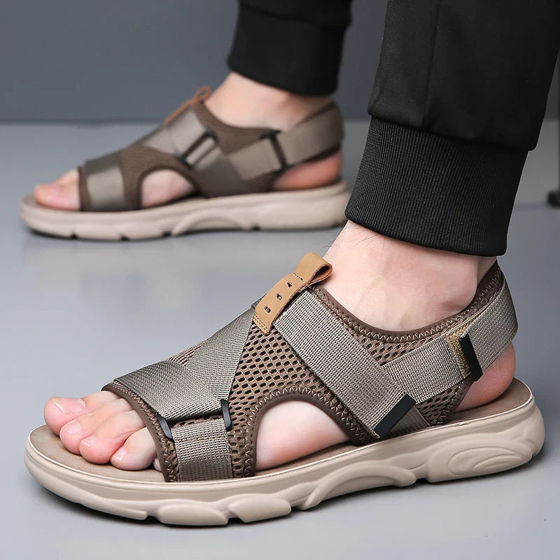 Gros plan sur la bride en scratch des sandales pour homme