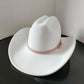 Chapeau cowboy avec large bordure en cuir